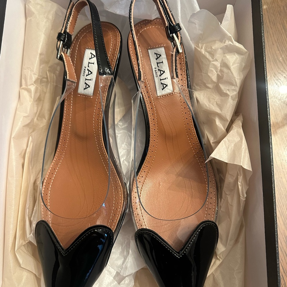Alaïa

Le Coeur 55MM Slingback Pumps